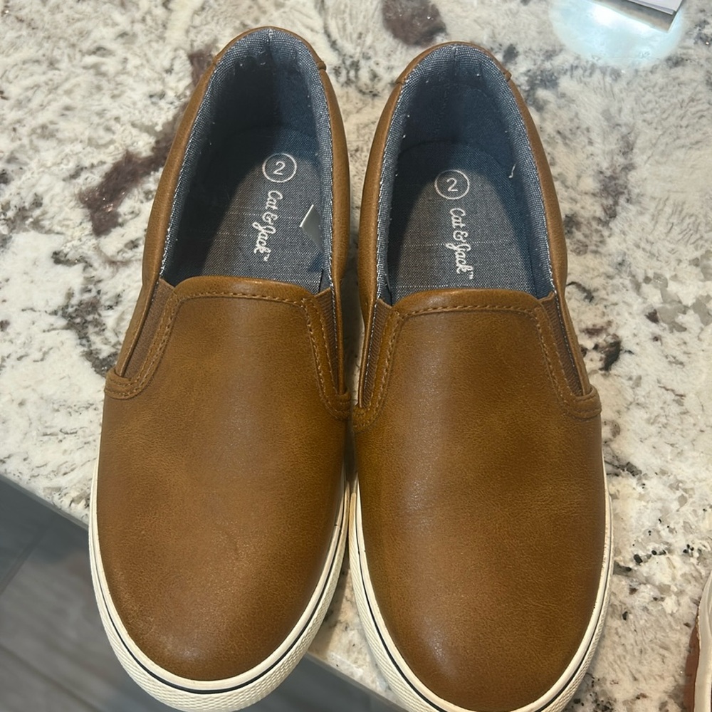 Cat and Jack youth boys size 2 slip on shoes